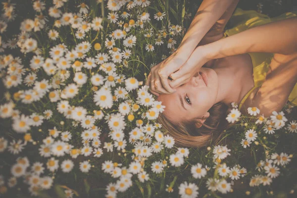 Портрет Молодої Жінки Сяючою Чистою Шкірою Лежить Серед Квітів Прекрасному — стокове фото