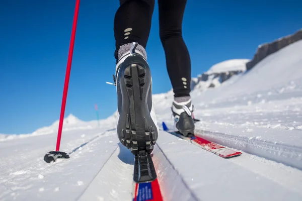 Лыжные Гонки Молодая Женщина Катается Лыжах Зимний День Размытое Изображение — стоковое фото