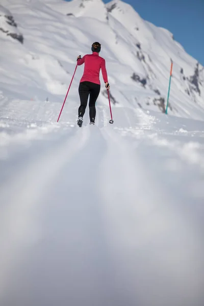 クロスカントリー スキー 冬の日 動きぼやけ画像若い女性クロスカントリー スキー — ストック写真