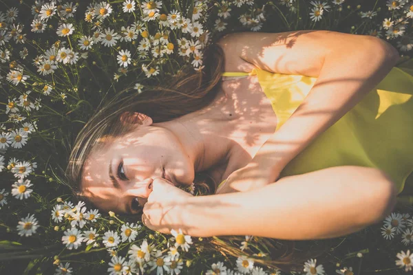 Porträtt Ung Kvinna Med Strålande Ren Hud Liggande Bland Blommor — Stockfoto