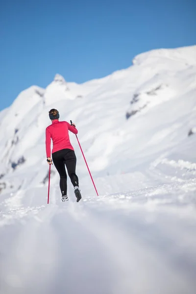 Langlaufen Jonge Vrouw Langlaufen Een Winterdag Beweging Wazig Beeld — Stockfoto