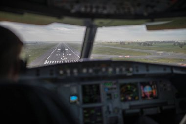 Pilotun eli kalkış sırasında ticari bir uçak kokpitinde gaz pedalında hızlanıyor.