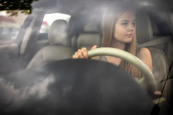 Schattige Vrouwelijke Tiener Bestuurder Genieten Van Haar Vers Verworven Rijbewijs — Stockfoto