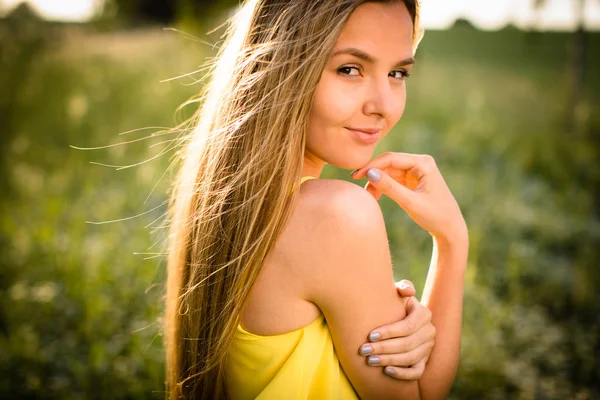 夏の晴れた日に輝くきれいな屋外を持つ若い女性の肖像画 — ストック写真