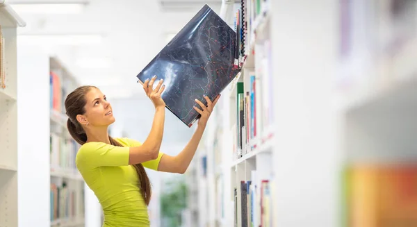 Kütüphanede Kitapları Olan Sevimli Bir Kız Lise Öğrencisi — Stok fotoğraf