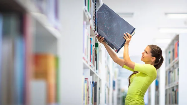 Linda Mujer Universitaria Estudiante Secundaria Con Libros Biblioteca —  Fotos de Stock