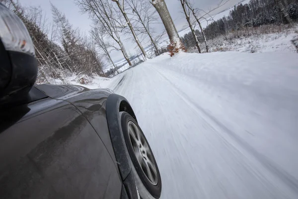 Carro Movimento Rápido Uma Estrada Neve Alpina Inverno — Fotografia de Stock