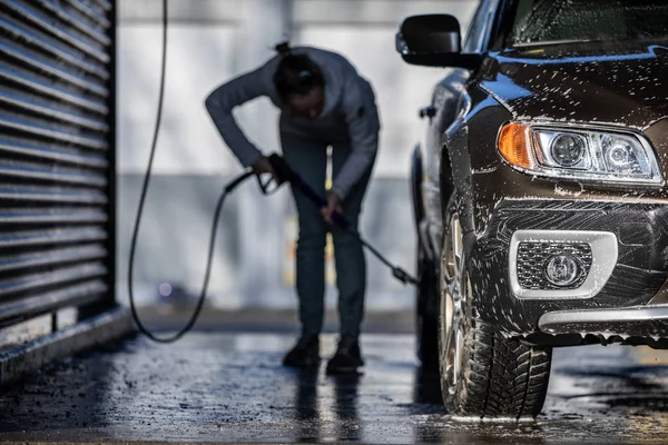 Niedliche Frau Wäscht Ihr Auto Einer Manuellen Autowaschanlage Farbiges Bild — Stockfoto