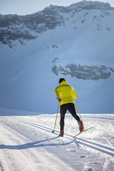 Cross Country Skiing Young Man Cross Country Skiing Winter Day — Stock Photo, Image