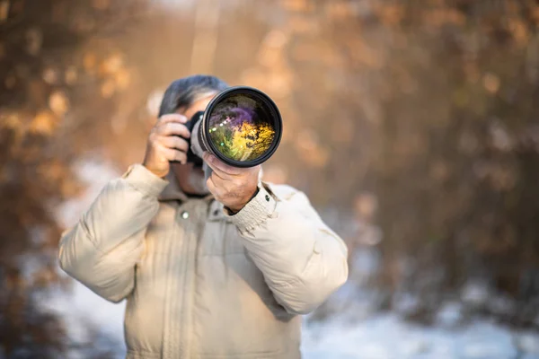 Senior Ember Szentel Időt Kedvenc Hobbija Fotózás Fotózás Szabadban Digitális — Stock Fotó