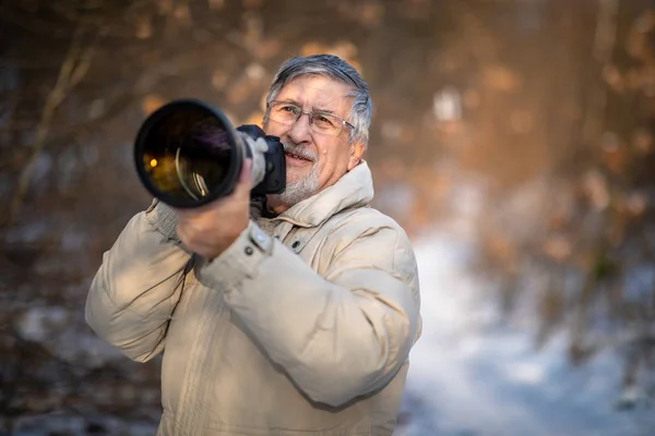 Uomo Anziano Dedicando Tempo Suo Hobby Preferito Fotografia Scattare Foto — Foto Stock