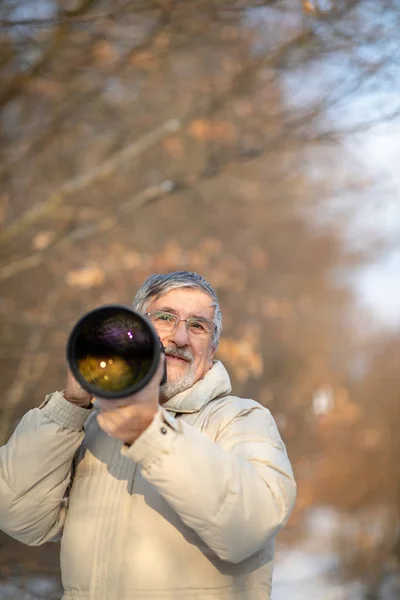 Senior Man Devoting Time His Favorite Hobby Photography Taking Photos — Stock Photo, Image