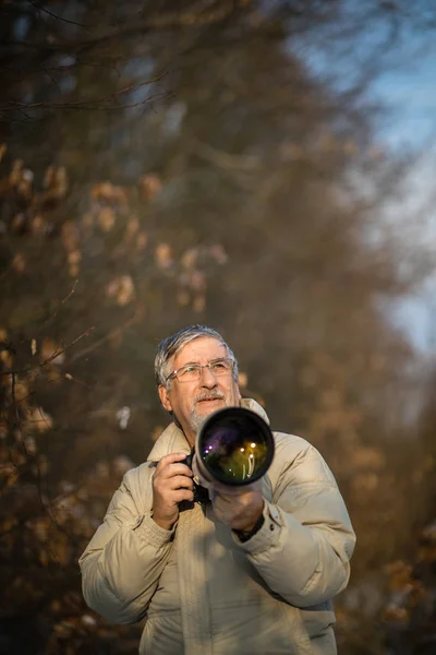 Senior Mann Widmet Sich Seinem Lieblingshobby Fotografieren Fotografieren Freien Mit — Stockfoto