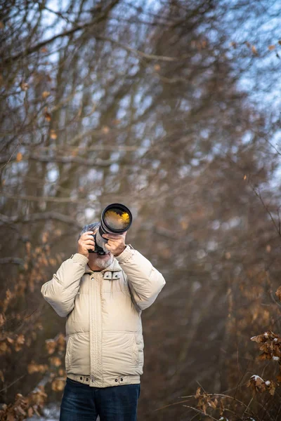 Senior Mann Widmet Sich Seinem Lieblingshobby Fotografieren Fotografieren Freien Mit — Stockfoto