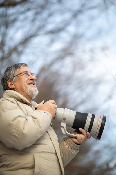 Homem Sênior Dedicando Tempo Seu Hobby Favorito Fotografia Tirando Fotos — Fotografia de Stock