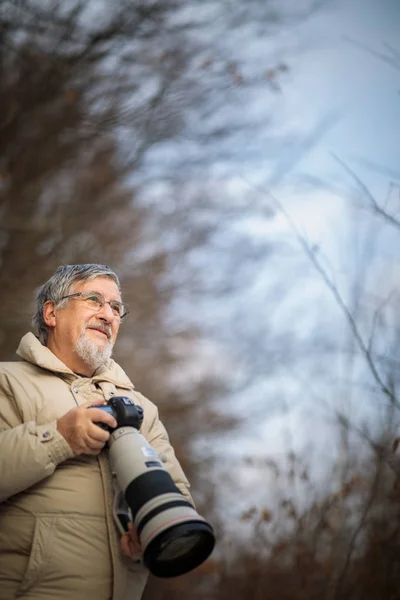 Starší Muž Věnující Svému Oblíbenému Koníčku Fotografování Fotografování Venku Digitálním — Stock fotografie