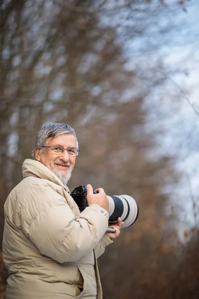 Senior Man Ägnar Tid Sin Favorit Hobby Fotografi Fotografering Utomhus — Stockfoto