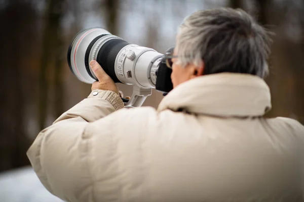 Senior Mann Widmet Sich Seinem Lieblingshobby Fotografieren Fotografieren Freien Mit — Stockfoto