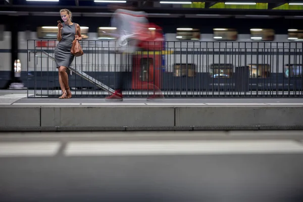 Hezká Mladá Žena Dojíždějící Její Každodenní Vlak Moderním Vlakovém Nádraží — Stock fotografie