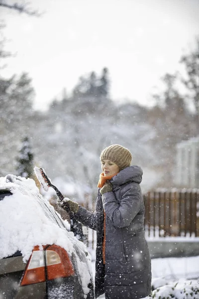 Mujer Bonita Joven Limpiando Coche Nieve Después Una Fuerte Tormenta — Foto de Stock