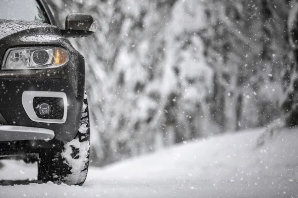 Bil Snöig Vinterväg Mitt Skogen Använder Sin Fyrhjulsdrivna Kapacitet För — Stockfoto