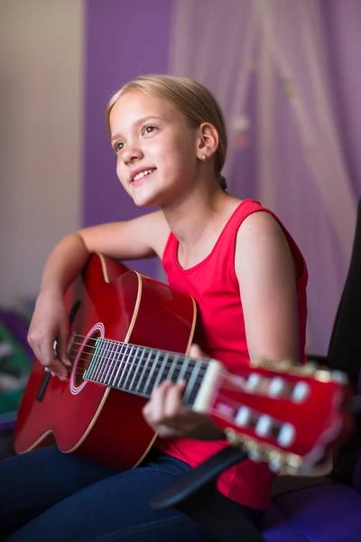 Tonårstjej Med Gitarr Sitt Vackra Rum — Stockfoto