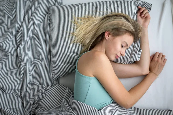 Hermosa Mujer Joven Durmiendo Cama Imagen Tonificada Color Dof Poco —  Fotos de Stock