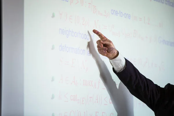 Profesor Senior Enseñando Matemáticas Escribiendo Pizarra — Foto de Stock