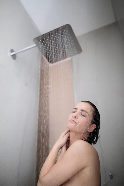 Mujer Tomando Una Larga Ducha Caliente Lavándose Cabello Baño Diseño — Foto de Stock