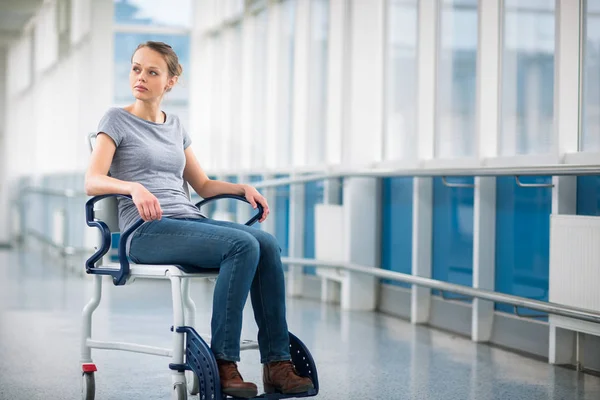 メスの患者に立って 現代の病院 トーン カラー画像での世話をする待っている十分感じていない患者のため車椅子に座って — ストック写真