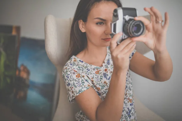 Bonita Fotógrafa Joven Estudio Tomando Fotos Con Una Cámara Cine —  Fotos de Stock