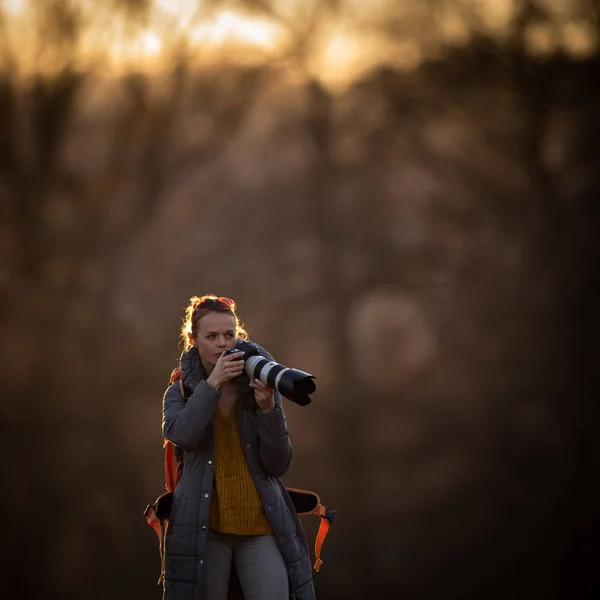 Schattig Vrouwelijke Fotograaf Met Haar Dslr Camera Fotograferen Buiten Bij — Stockfoto