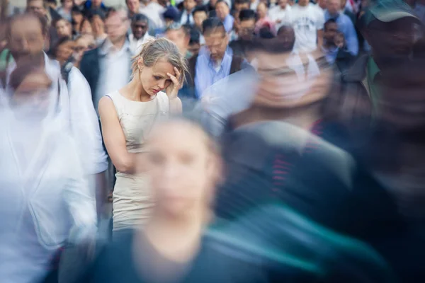 Depresif Genç Kadın Büyük Bir Şehirde Bir Kalabalığın Ortasında Yalnız — Stok fotoğraf