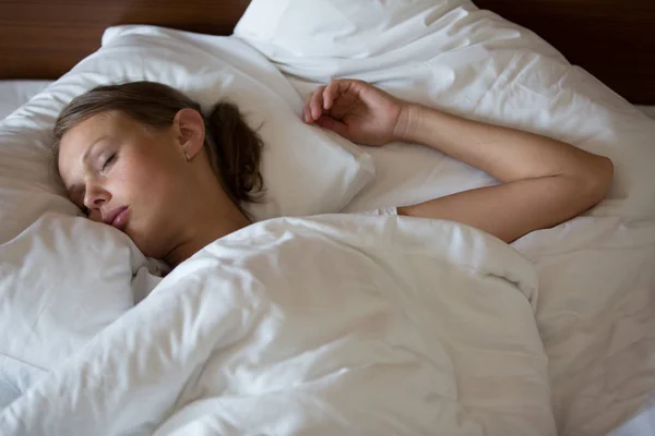 Mooie Jonge Vrouw Slapen Bed — Stockfoto