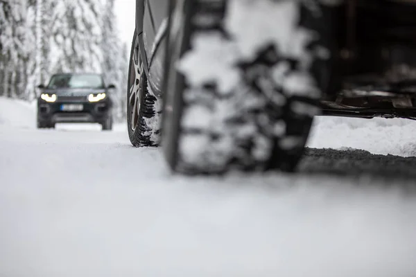 Auto Een Besneeuwde Winterweg Midden Van Bossen Met Behulp Van — Stockfoto