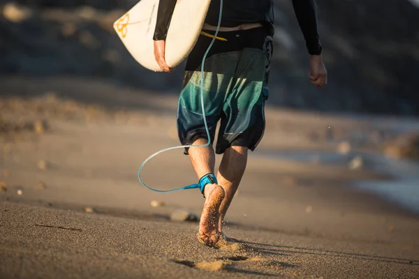 若い男の子 晴れた日に波をサーフィン — ストック写真