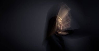 Genç kadın bir şiddetli mide ağrısı/depresyon/anksiyetesi