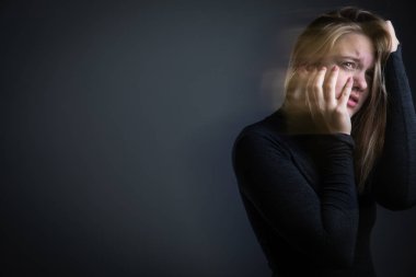 Genç kadın bir şiddetli mide ağrısı/depresyon/anksiyetesi