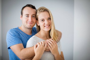 Kız ve erkek kardeşim birlikte bir fotoğraf için poz. Sarılma ve gülümseyen, bakım ve sevilen duygu.