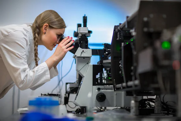 Portrait Female Researcher Carrying Out Research Chemistry Lab Color Toned — Stock Photo, Image