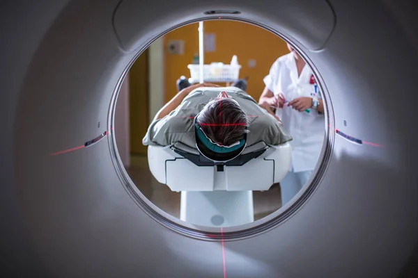 保健概念 在现代化医院接受核磁共振检查的老年男性病人 — 图库照片