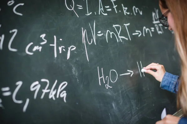 Hezký Mladý Vysokoškolský Student Psaní Tabuli Tabuli Během Hodiny Matematiky — Stock fotografie