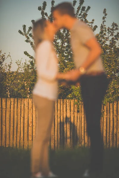 Молодая Пара Влюблена Открытом Воздухе Отбрасывая Прекрасную Тень Деревянный Забор — стоковое фото