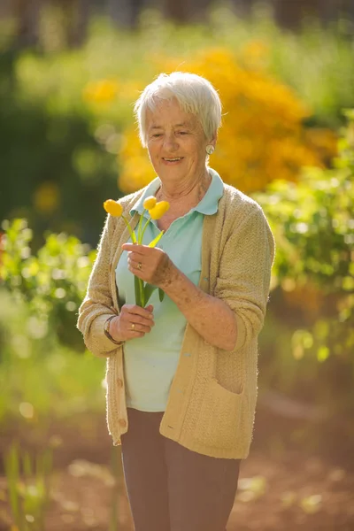 Yaşlı Kadın Bahçesinde Bahçe Işleriyle Uğraşıyor Çiçekleri Suluyor — Stok fotoğraf