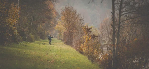 Hombre Mayor Dedicando Tiempo Hobby Favorito Fotografía Tomar Fotos Aire — Foto de Stock