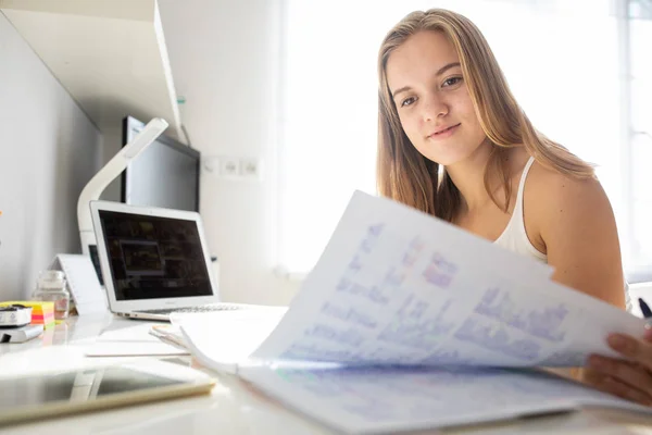 Tienermeisje Studie Voor School Een Zonnige Zondagmorgen — Stockfoto