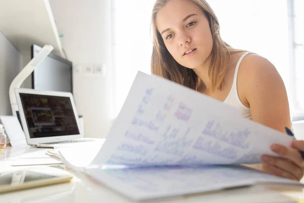 Tonårig Flicka Studerar För Skolan Solig Söndag Morgon — Stockfoto