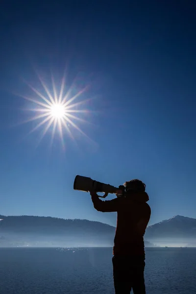 Jongeman Wijdt Tijd Aan Zijn Favoriete Hobby Fotografie Fotograferen Buiten — Stockfoto