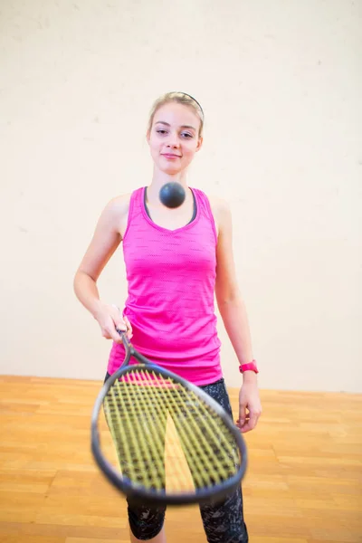 Linda Mujer Joven Una Cancha Squash Listo Para Juego — Foto de Stock