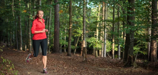Giovane Donna Che Corre All Aperto Una Foresta Andando Veloce — Foto Stock